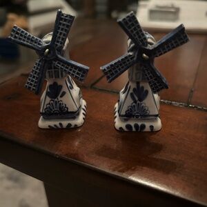 Vintage Vanderbilt Delft,Holland Blue and White Windmill Salt and Pepper Shakers